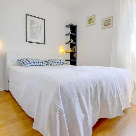 Apartman Fantastic With Small Children - 200m From Vrsi